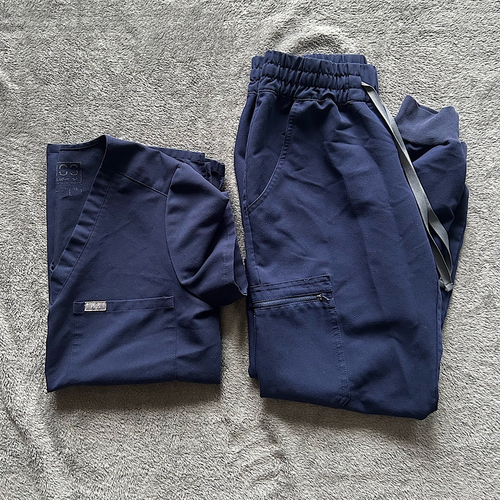 FIGS petite scrub set- Navy XS Catarina Top, XS Petite Uman Joggers